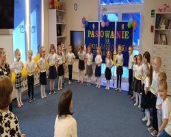 Dzieci przyjmują pasowanie na przedszkolaka i starszaka