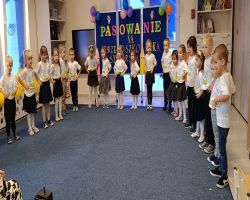 Dzieci przyjmują pasowanie na przedszkolaka i starszaka