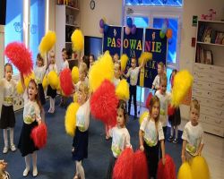 Dzieci przyjmują pasowanie na przedszkolaka i starszaka