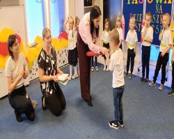 Dzieci przyjmują pasowanie na przedszkolaka i starszaka