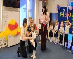 Dzieci przyjmują pasowanie na przedszkolaka i starszaka