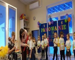 Dzieci przyjmują pasowanie na przedszkolaka i starszaka