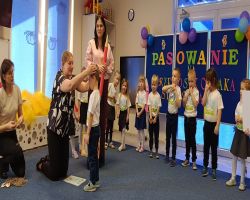 Dzieci przyjmują pasowanie na przedszkolaka i starszaka