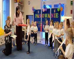 Dzieci przyjmują pasowanie na przedszkolaka i starszaka