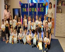 Dzieci przyjmują pasowanie na przedszkolaka i starszaka