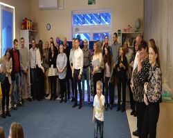 Dzieci przyjmują pasowanie na przedszkolaka i starszaka