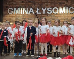 dzieci podczas występu na przeglądzie piosenek i tańców patriotycznych