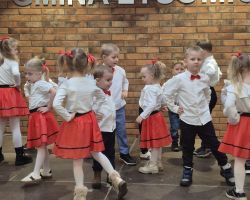 dzieci podczas występu na przeglądzie piosenek i tańców patriotycznych