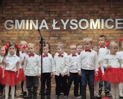 dzieci podczas występu na przeglądzie piosenek i tańców patriotycznych