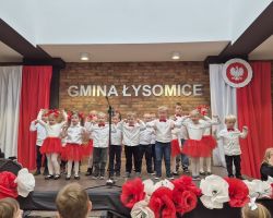 dzieci podczas występu na przeglądzie piosenek i tańców patriotycznych