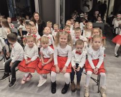 dzieci podczas występu na przeglądzie piosenek i tańców patriotycznych