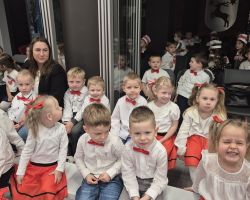 dzieci podczas występu na przeglądzie piosenek i tańców patriotycznych