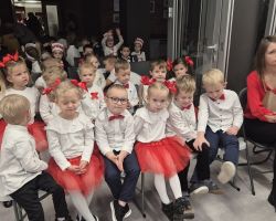 dzieci podczas występu na przeglądzie piosenek i tańców patriotycznych