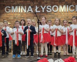 dzieci podczas występu na przeglądzie piosenek i tańców patriotycznych