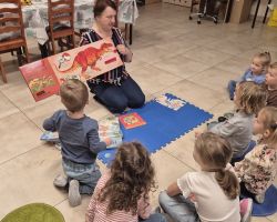 dzieci podczas zajęć bibliotecznych