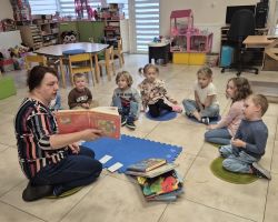 dzieci podczas zajęć bibliotecznych