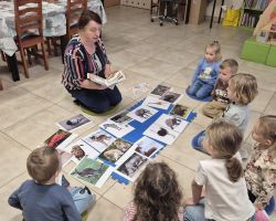 dzieci podczas zajęć bibliotecznych