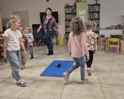 dzieci podczas zajęć bibliotecznych