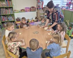 dzieci podczas zajęć bibliotecznych