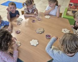 dzieci podczas zajęć bibliotecznych