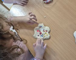 dzieci podczas zajęć bibliotecznych