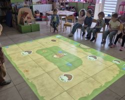 dzieci podczas zajęć bibliotecznych