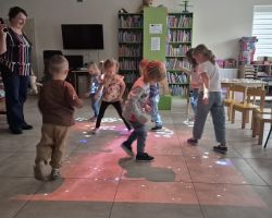 dzieci podczas zajęć bibliotecznych