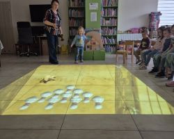 dzieci podczas zajęć bibliotecznych