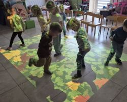 dzieci podczas zajęć bibliotecznych