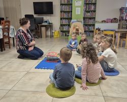 dzieci podczas zajęć bibliotecznych
