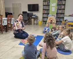 dzieci podczas zajęć bibliotecznych