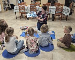 dzieci podczas zajęć bibliotecznych