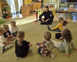 dzieci podczas spotkania z policjantem