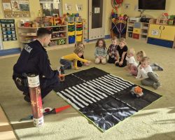 dzieci podczas spotkania z policjantem