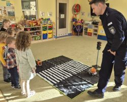 dzieci podczas spotkania z policjantem