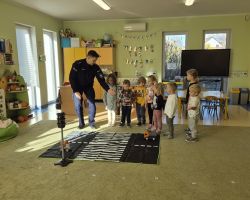 dzieci podczas spotkania z policjantem