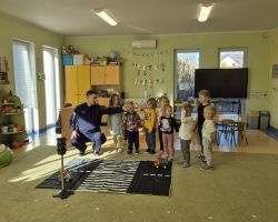 dzieci podczas spotkania z policjantem