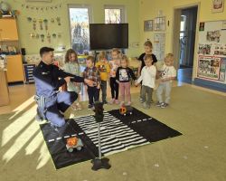 dzieci podczas spotkania z policjantem