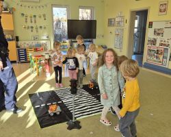 dzieci podczas spotkania z policjantem