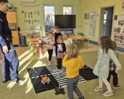 dzieci podczas spotkania z policjantem