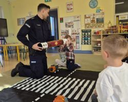 dzieci podczas spotkania z policjantem