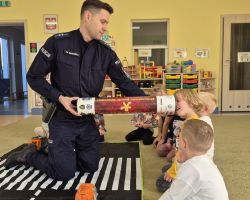 dzieci podczas spotkania z policjantem