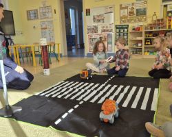 dzieci podczas spotkania z policjantem