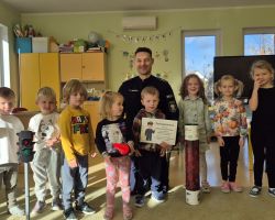 dzieci podczas spotkania z policjantem
