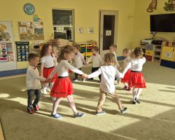 dzieci i dorośli podczas uroczystości pasowania na przedszkolaka i starszaka