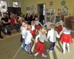 dzieci i dorośli podczas uroczystości pasowania na przedszkolaka i starszaka