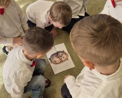 dzieci i dorośli podczas uroczystości pasowania na przedszkolaka i starszaka