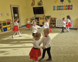 dzieci i dorośli podczas uroczystości pasowania na przedszkolaka i starszaka