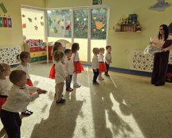 dzieci i dorośli podczas uroczystości pasowania na przedszkolaka i starszaka