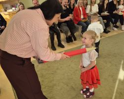 dzieci i dorośli podczas uroczystości pasowania na przedszkolaka i starszaka